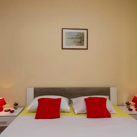 Two Bedroom Каштела